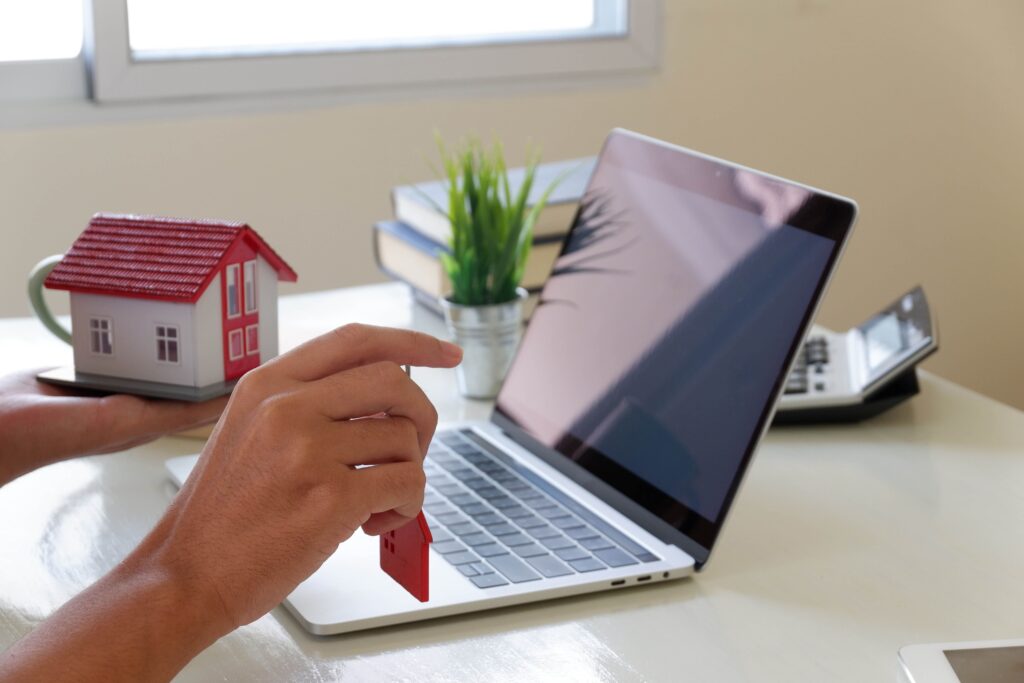 real-estate-agent-office-image